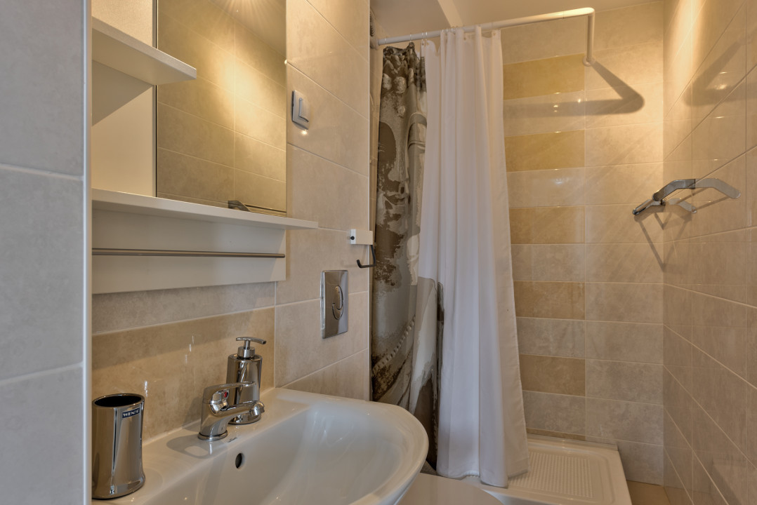 EROU IANCU NICOLAE  * ROSE RESIDENCE* MOBILAT UTILAT MODERN * LOC PARCARE